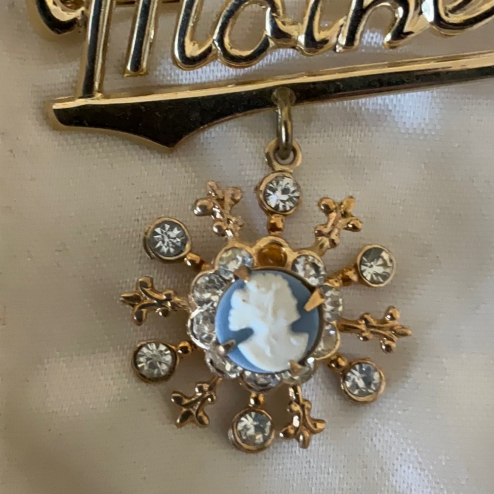 Hand Set Mother Brooch - Picture 2 of 4